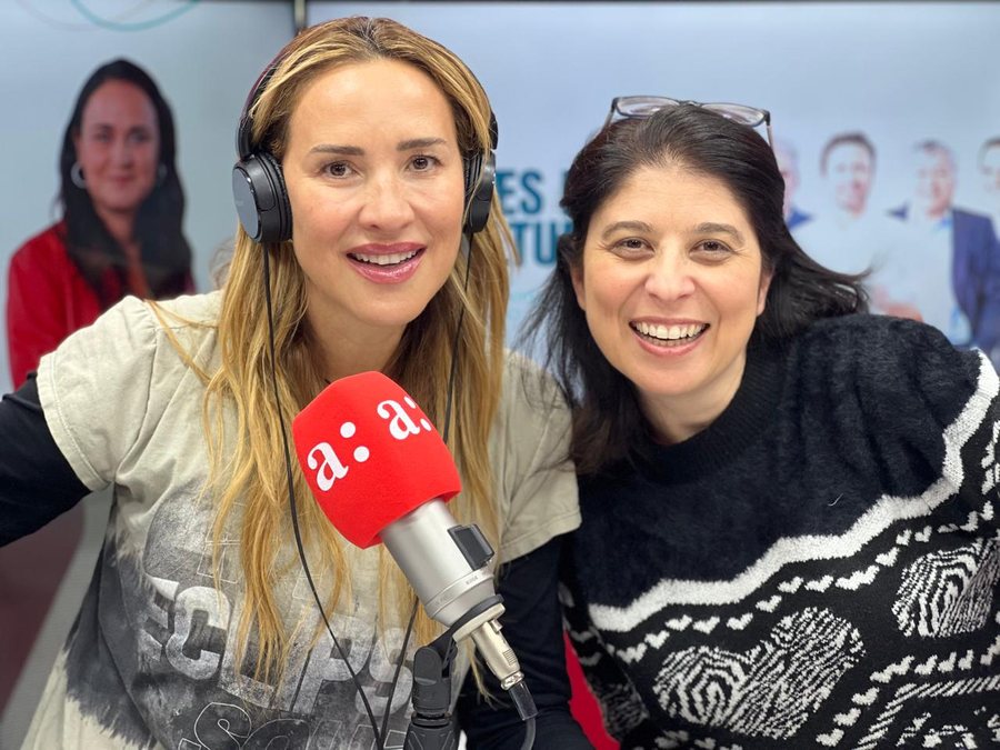 Yael Benadava junto a Angélica Castro en el estudio de Radio Agricultura